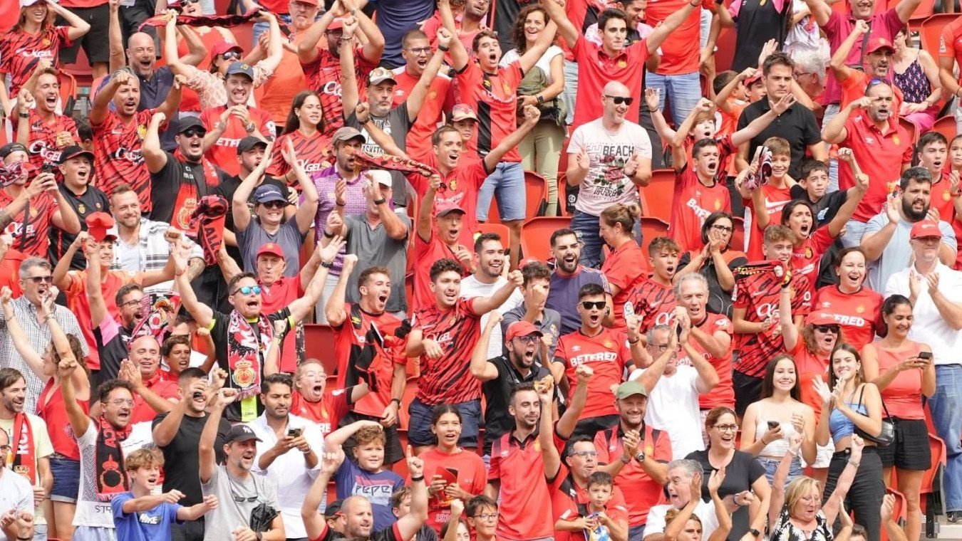 Aficionados animando al equipo.