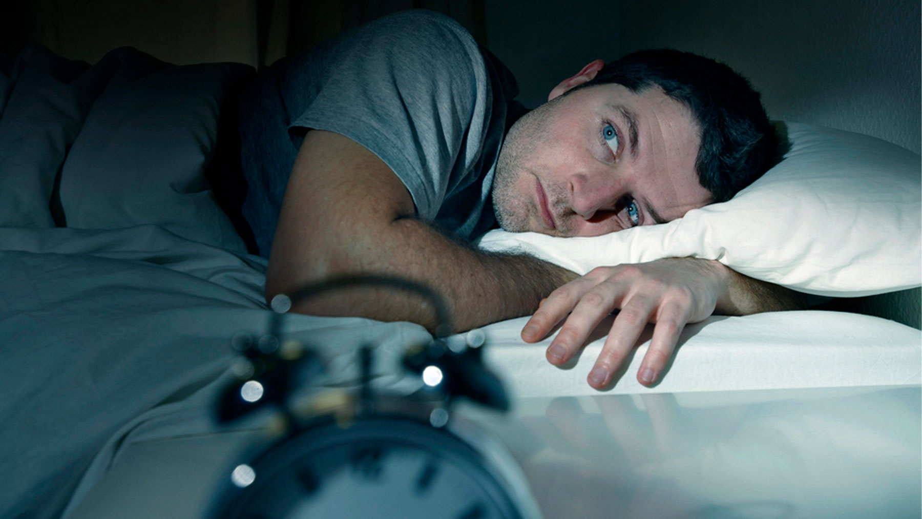 Las personas necesitan dormir con los ojos cerrados para evitar que entre luz y regular los ciclos de sueño.