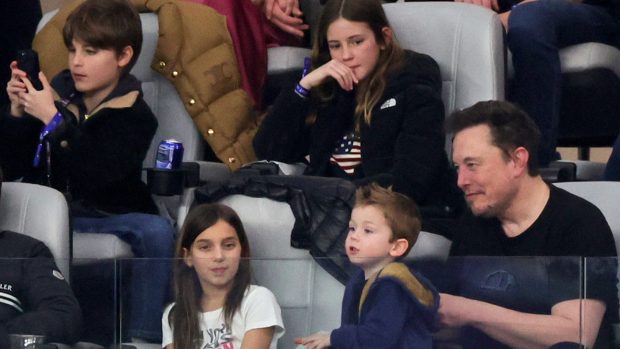 Elon Musk visita con su hijo pequeño X AE A-XII la fábrica de Tesla atacada en Berlín