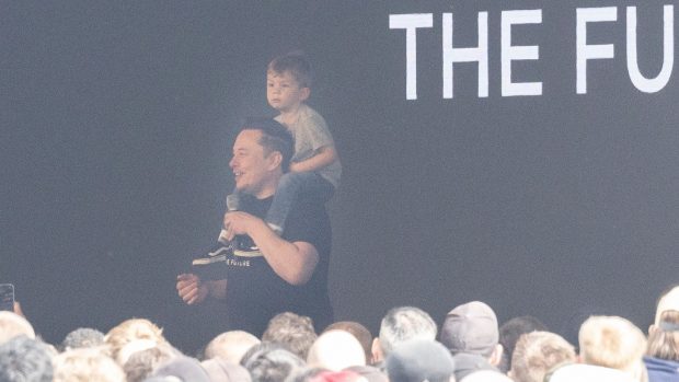 Elon Musk visita con su hijo pequeño X AE A-XII la fábrica de Tesla atacada en Berlín