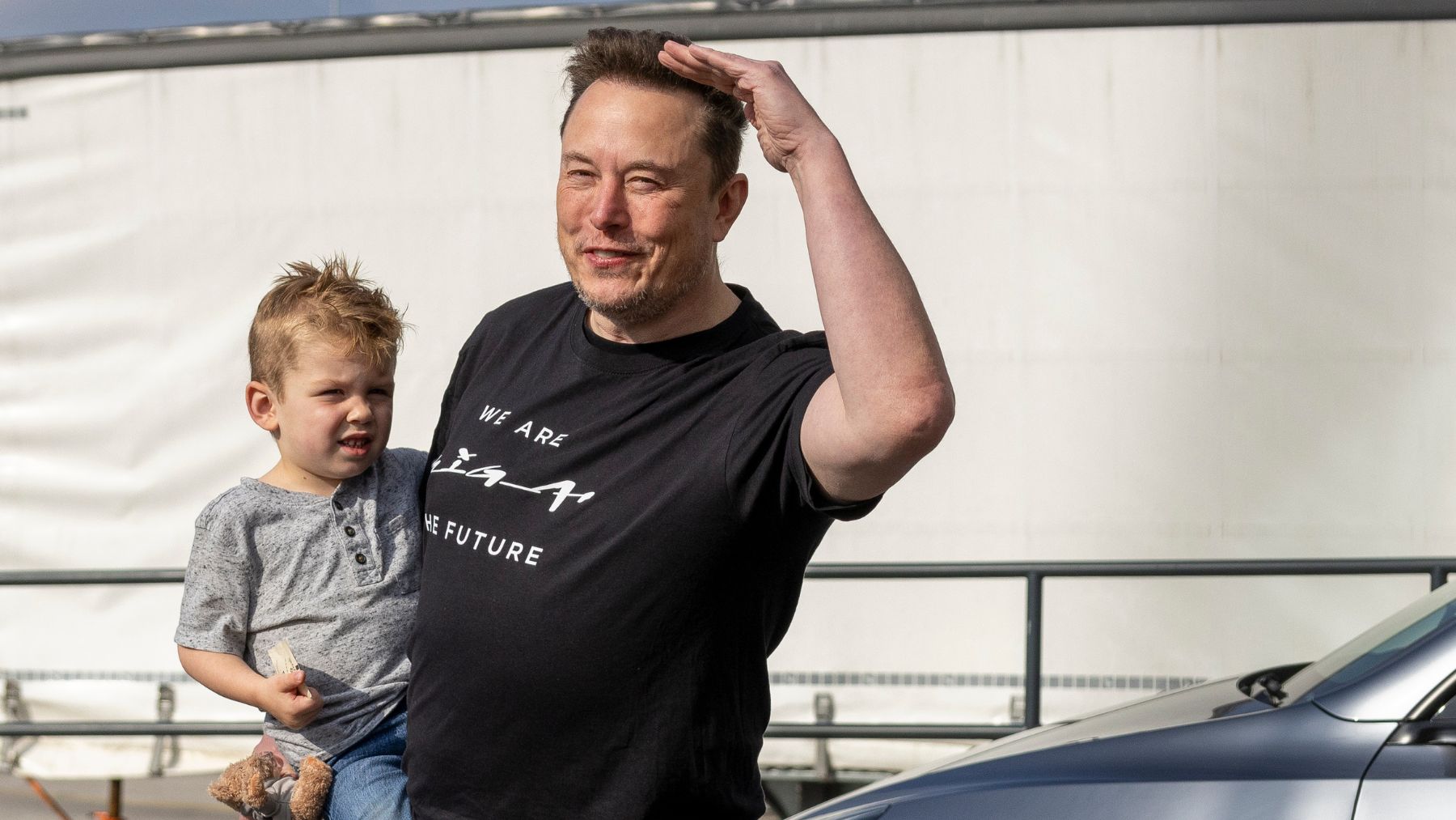 Elon Musk y su hijo X AE A-XII en la fábrica alemana de Tesla. (Getty)