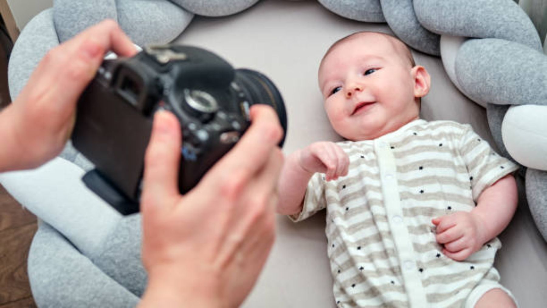 Descubre cómo elegir la cámara para hacer fotos al bebé.