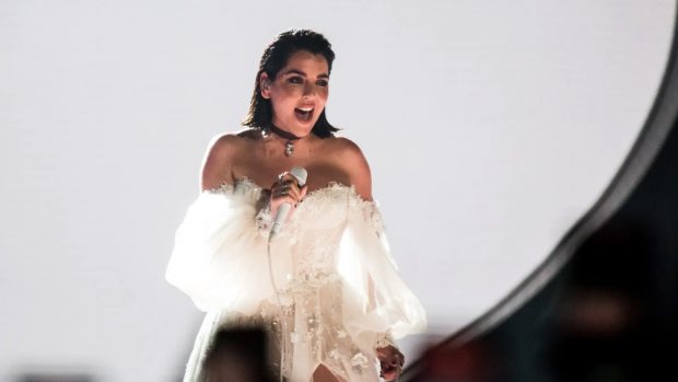 Ruth Lorenzo cantando 'Dancing in the rain' en Benidorm Fest 2024. (RTVE)