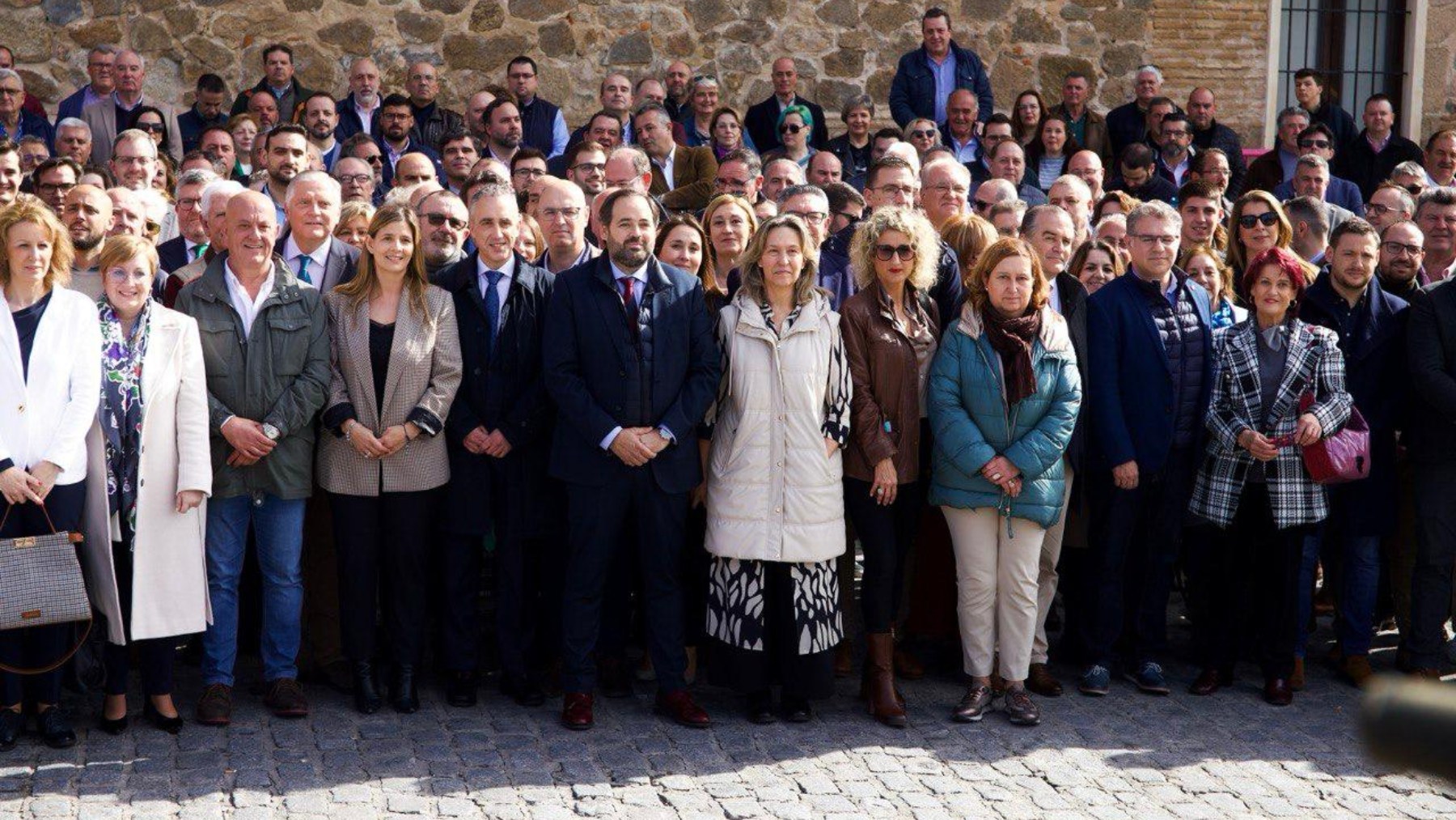 Alcaldes y concejales del PP frente al palacio de Fuensalida