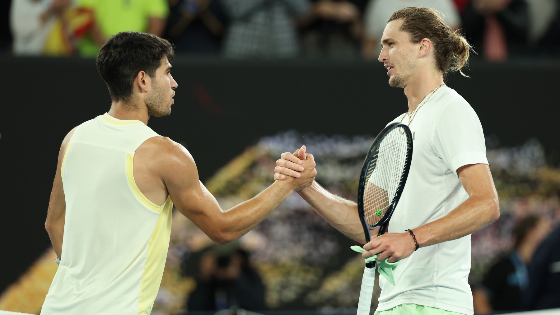 Alcaraz y Zverev se saludan tras el duelo en el Open de Australia. (Getty)