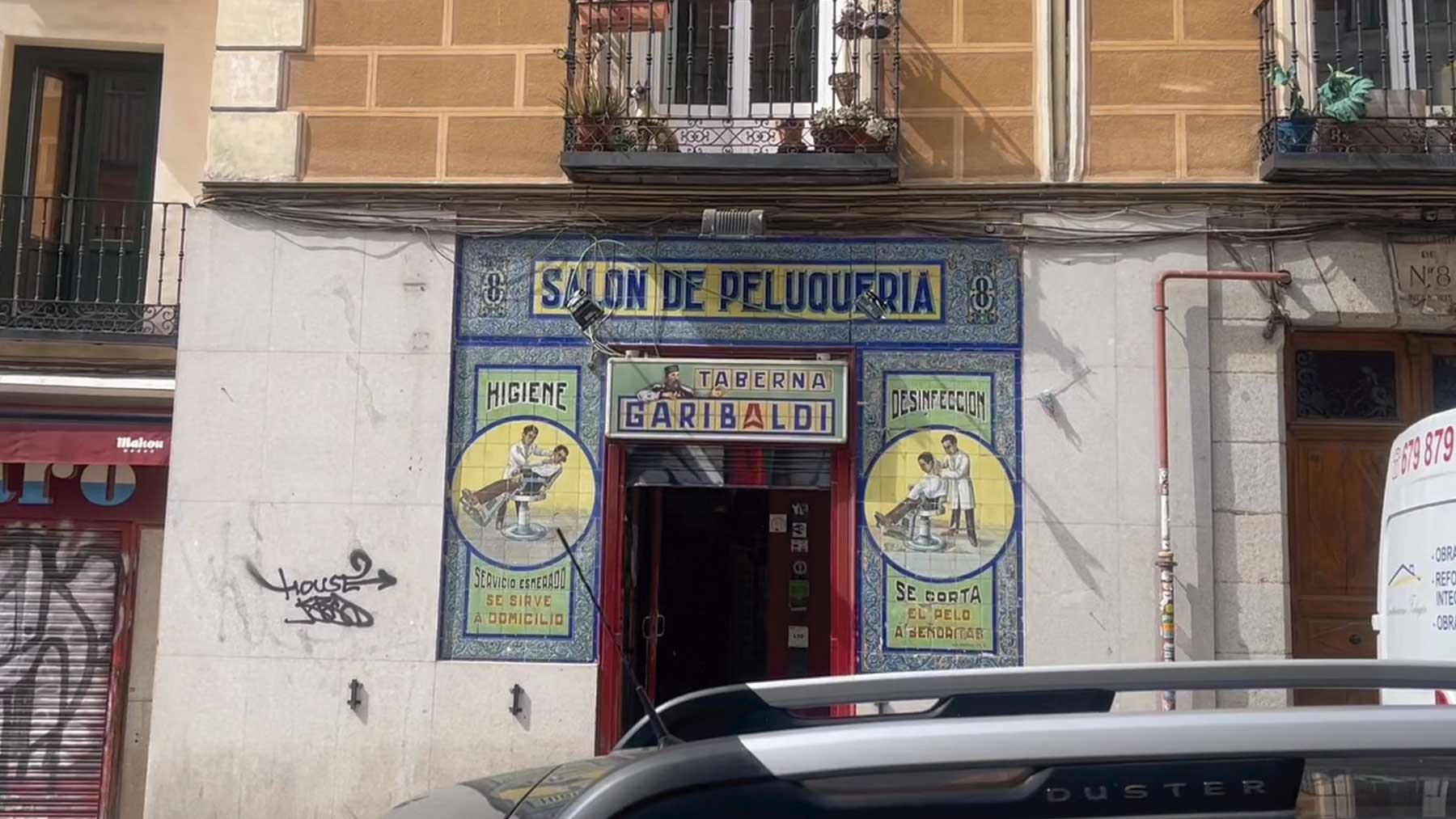 Puerta del bar que abrirá Pablo Iglesias.