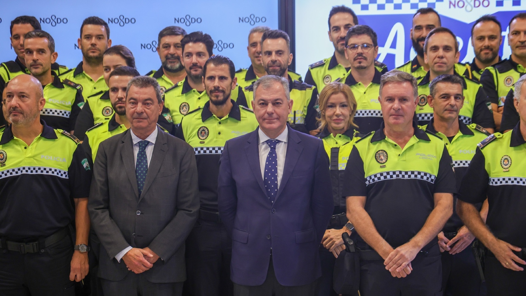 El alcalde de Sevilla, José Luis Sanz, con un grupo de agentes de la Policía Local (AYUNTAMIENTO DE SEVILLA).