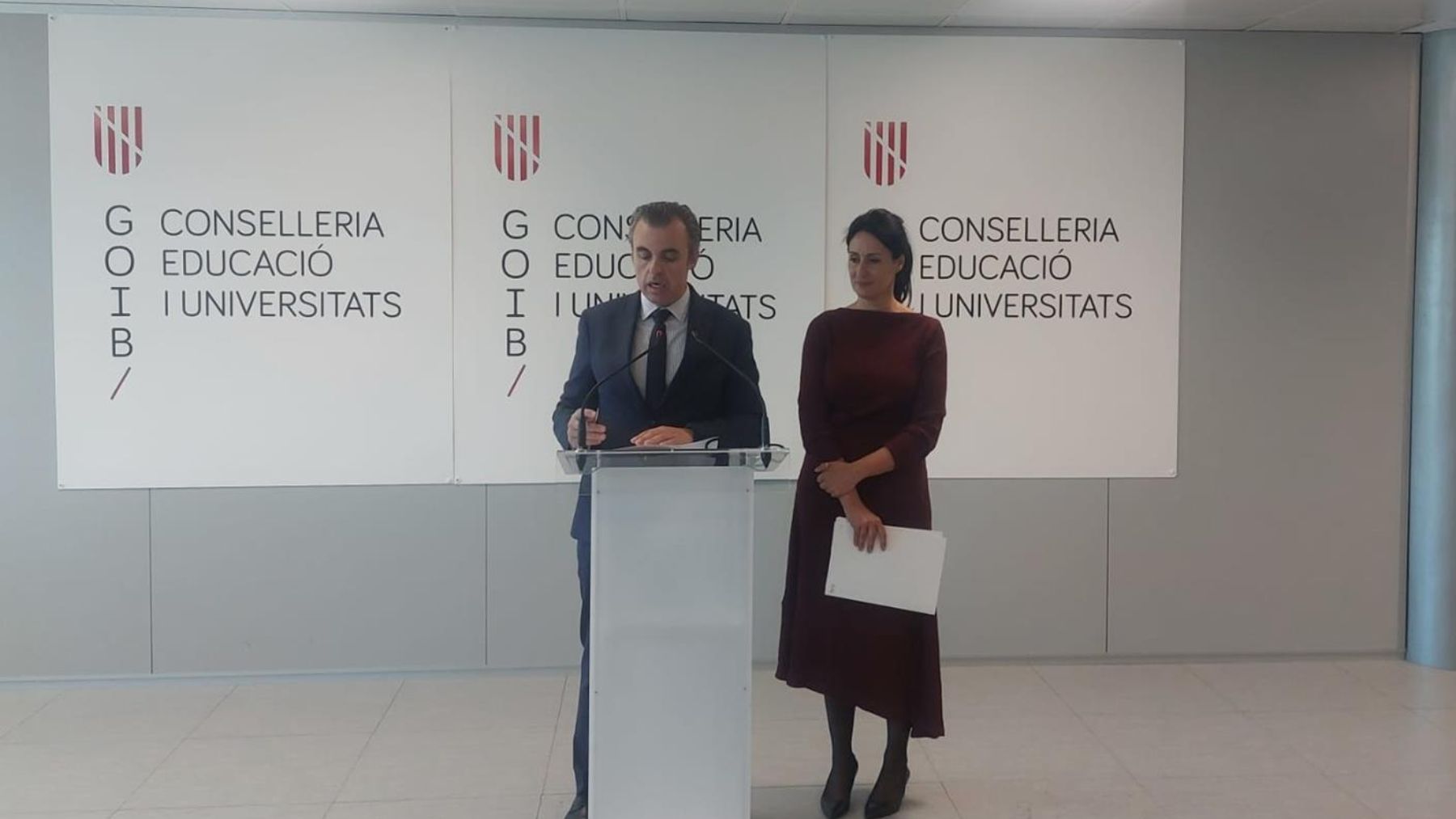 El conseller de Educación y Universidades, Antoni Vera, y la directora general de Primera Infancia, Atención a la Diversidad y Mejora Educativa, Neus Riera.