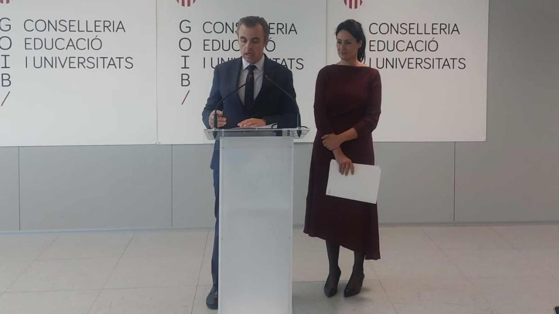 El conseller de Educación, Antoni Vera, y la directora general de Primera Infancia,  Neus Riera. (Europa Press)