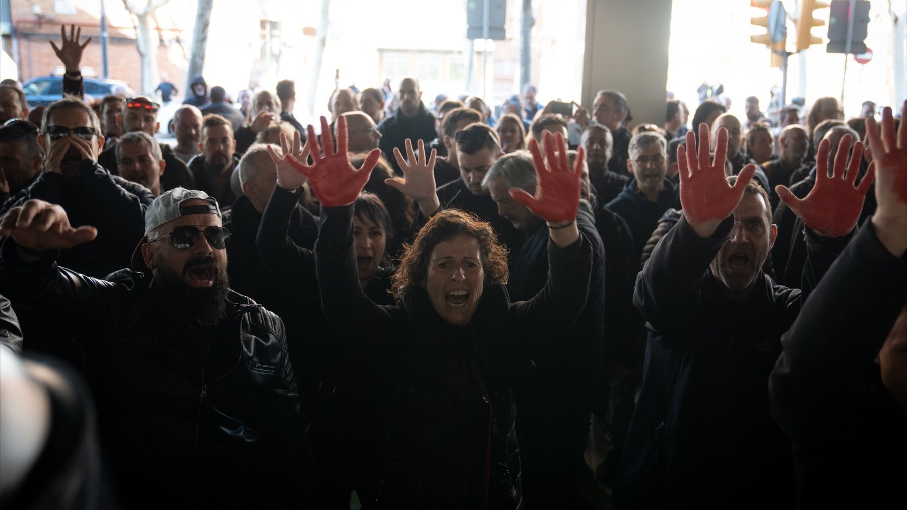 Manifestantes durante la concentración ante la Consellería de Justicia (Foto: EP).