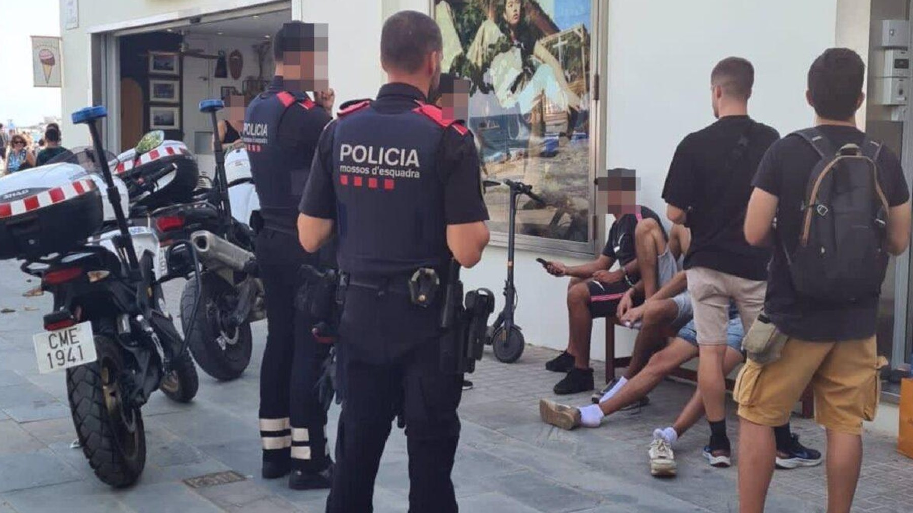 Mosso d’Esquadra durante un control policial en Gerona. Fuente: redes sociales.