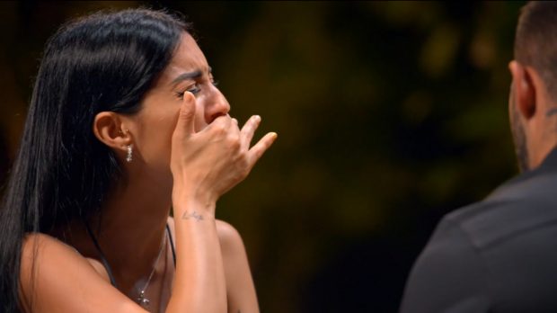 Marieta rompe a llorar en la hoguera final de 'La isla de las tentaciones 7'. (Mediaset)