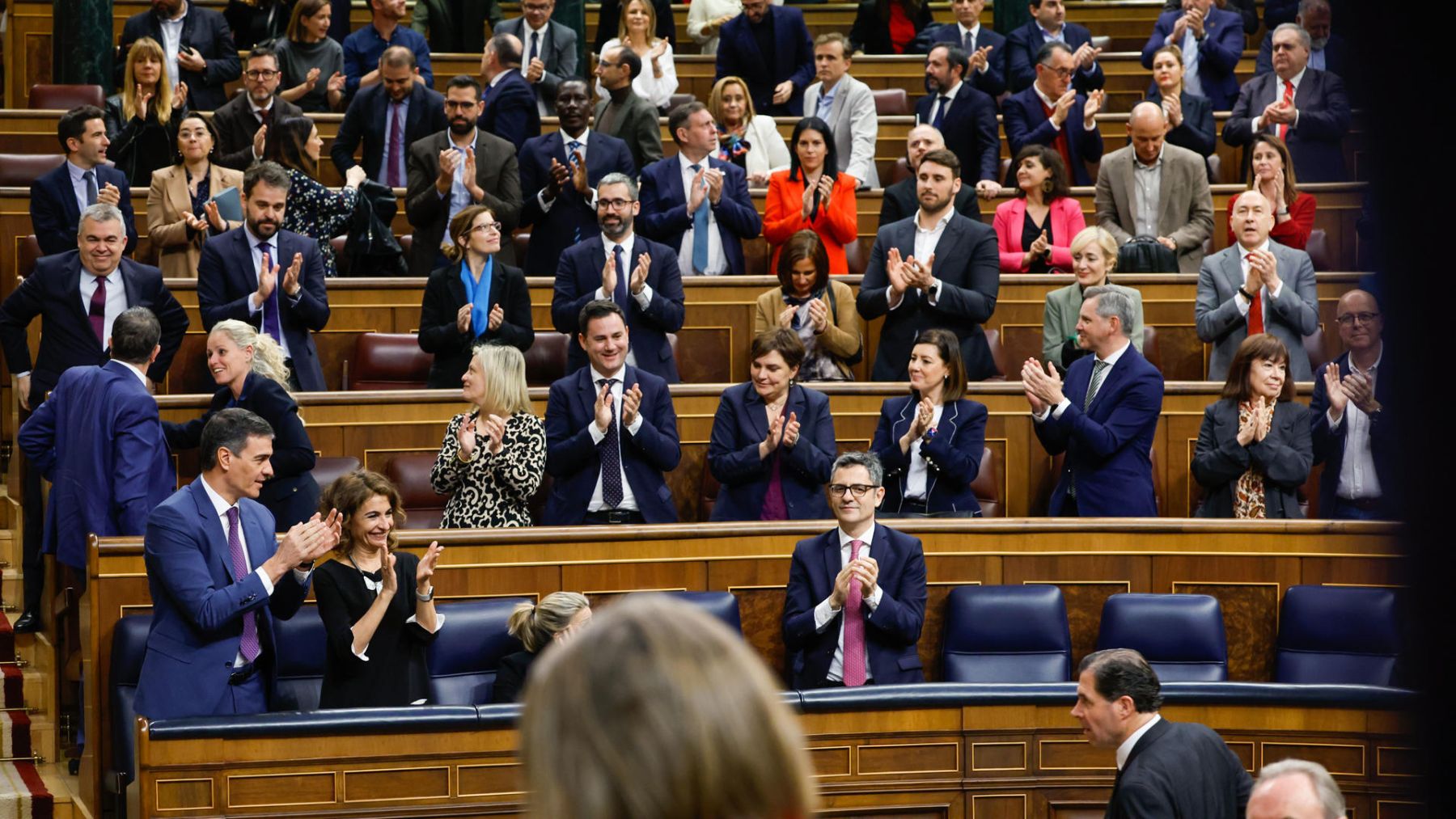 La bancada socialista aplaude la aprobación de la Ley de Amnistía. (Foto: EFE)