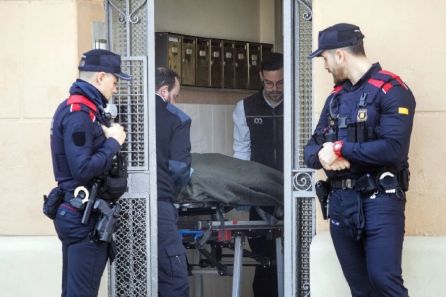 Levantamiento de uno de los cadáveres en Barcelona. Foto: EFE.