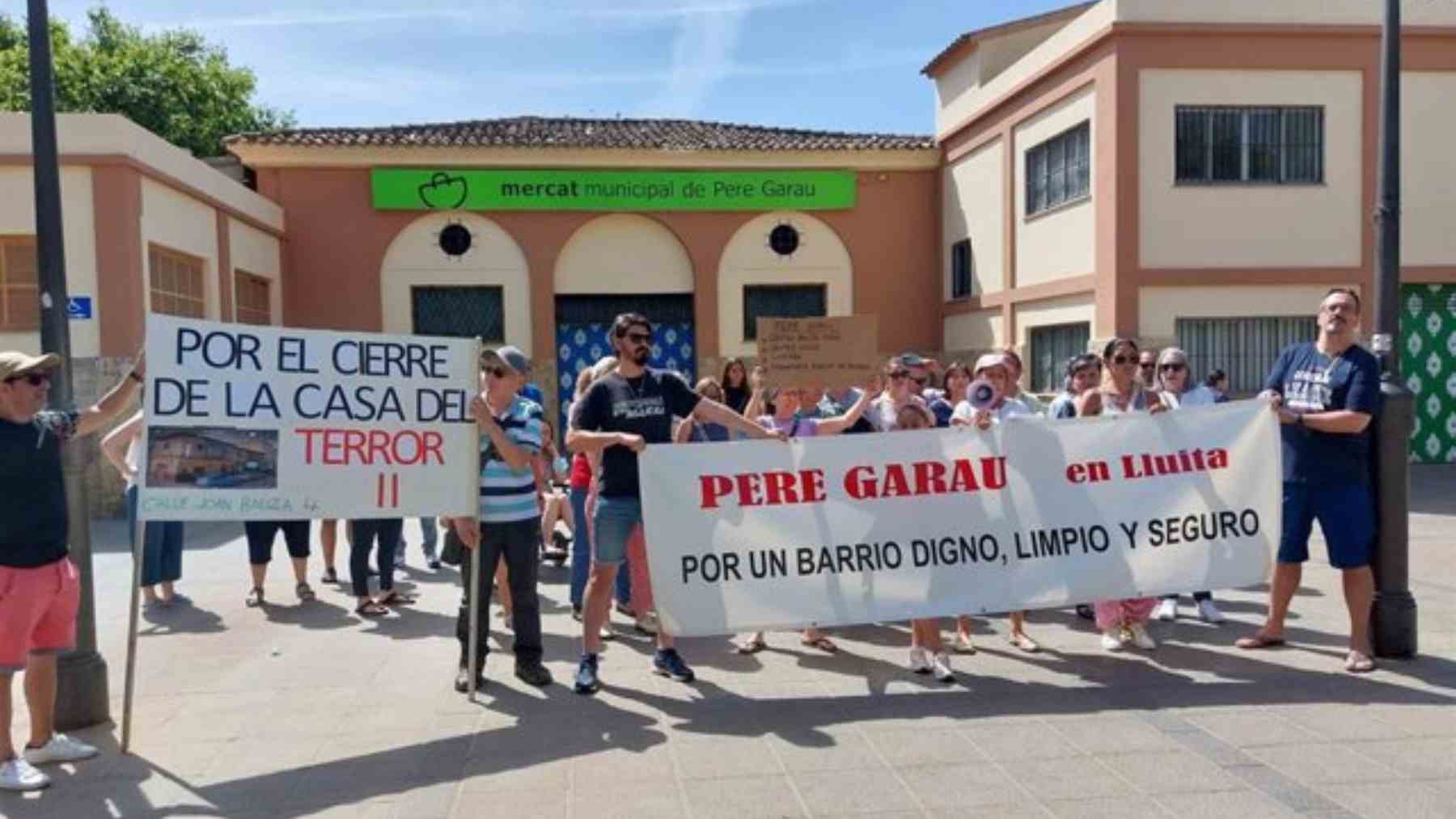 Manifestación vecinal contra la inseguridad ciudadana en el barrio de Pere Garau en Palma.