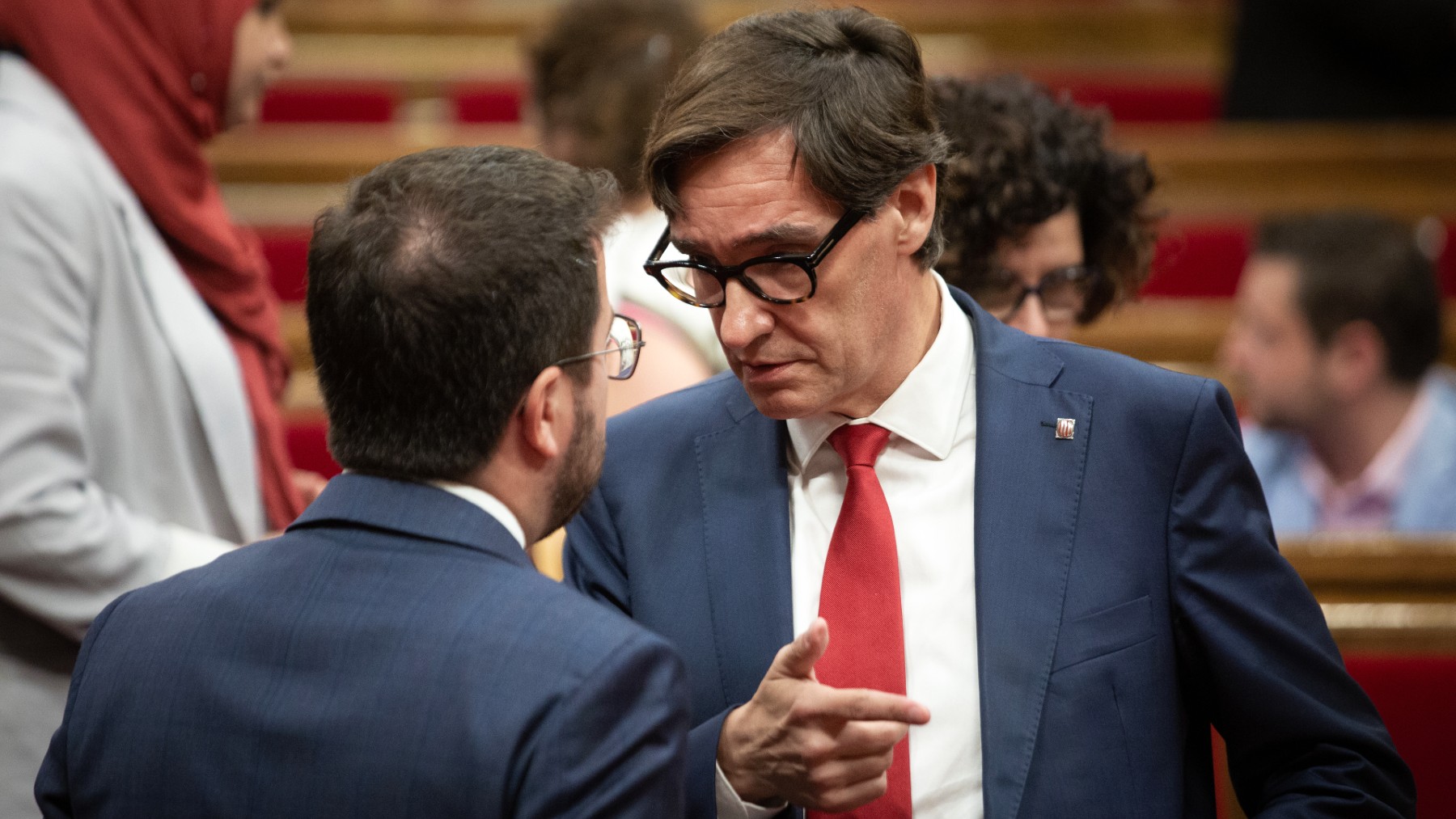 Illa hablando con Aragonés en el Parlament.