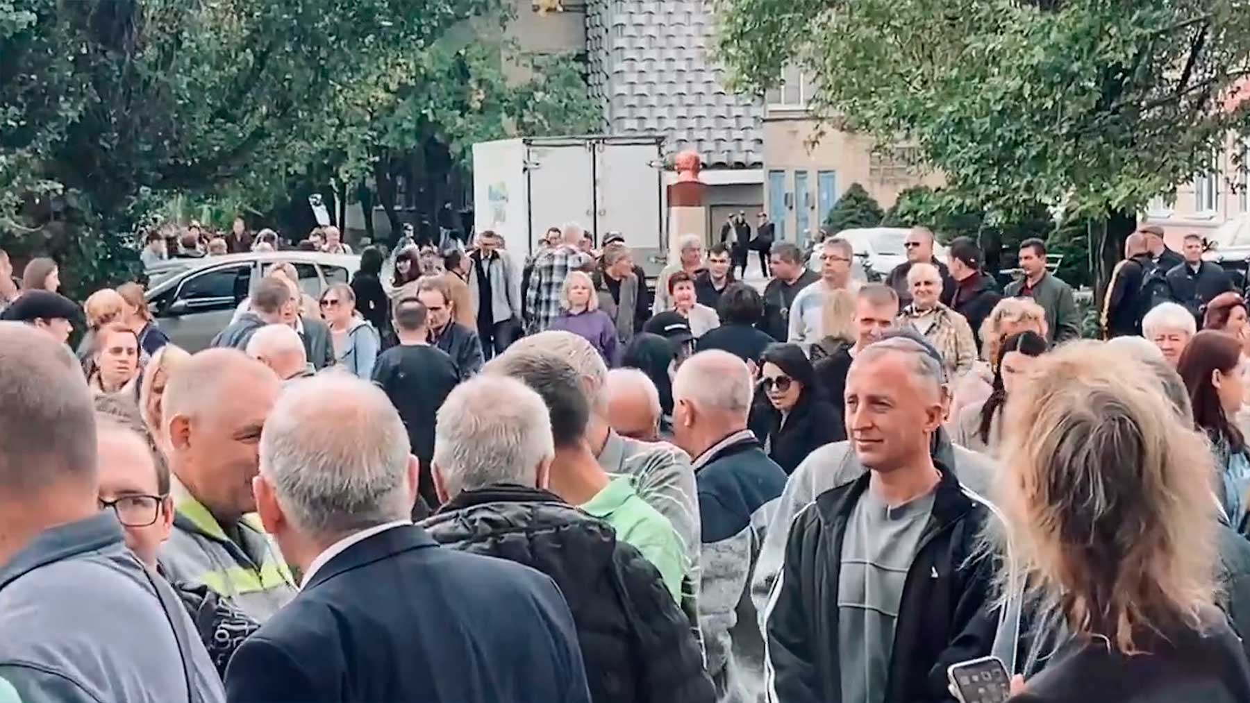 Protesta de opositores rusos ante un colegio electoral.