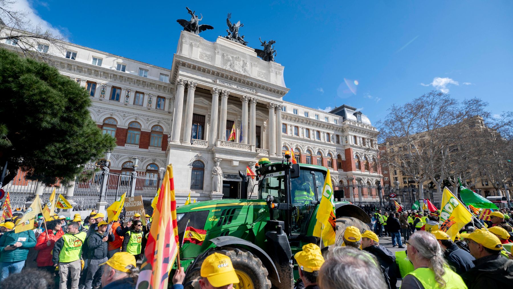 Un tractor llega a la concentración de agricultores en el Ministerio de Agricultura, a 26 de febrero de 2024, en Madrid. (Ep).
