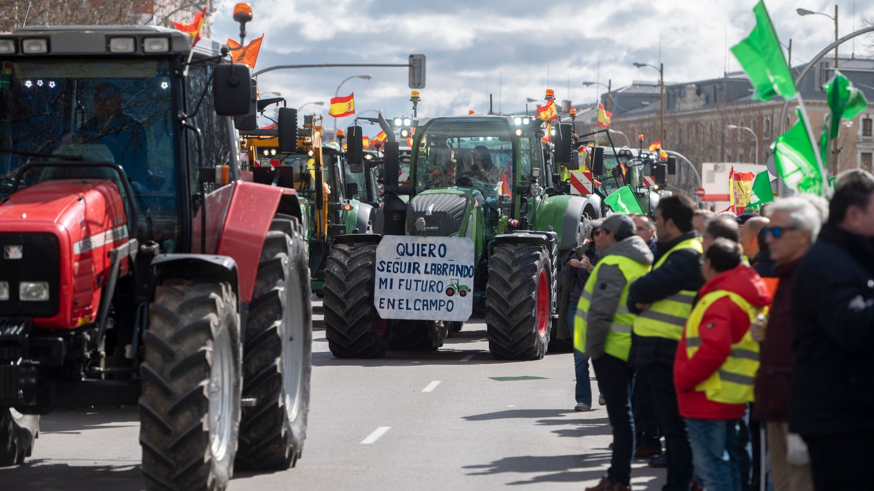 Una columna de tractores llega al Ministerio de Agricultura, a 26 de febrero de 2024, en Madrid. (Ep).