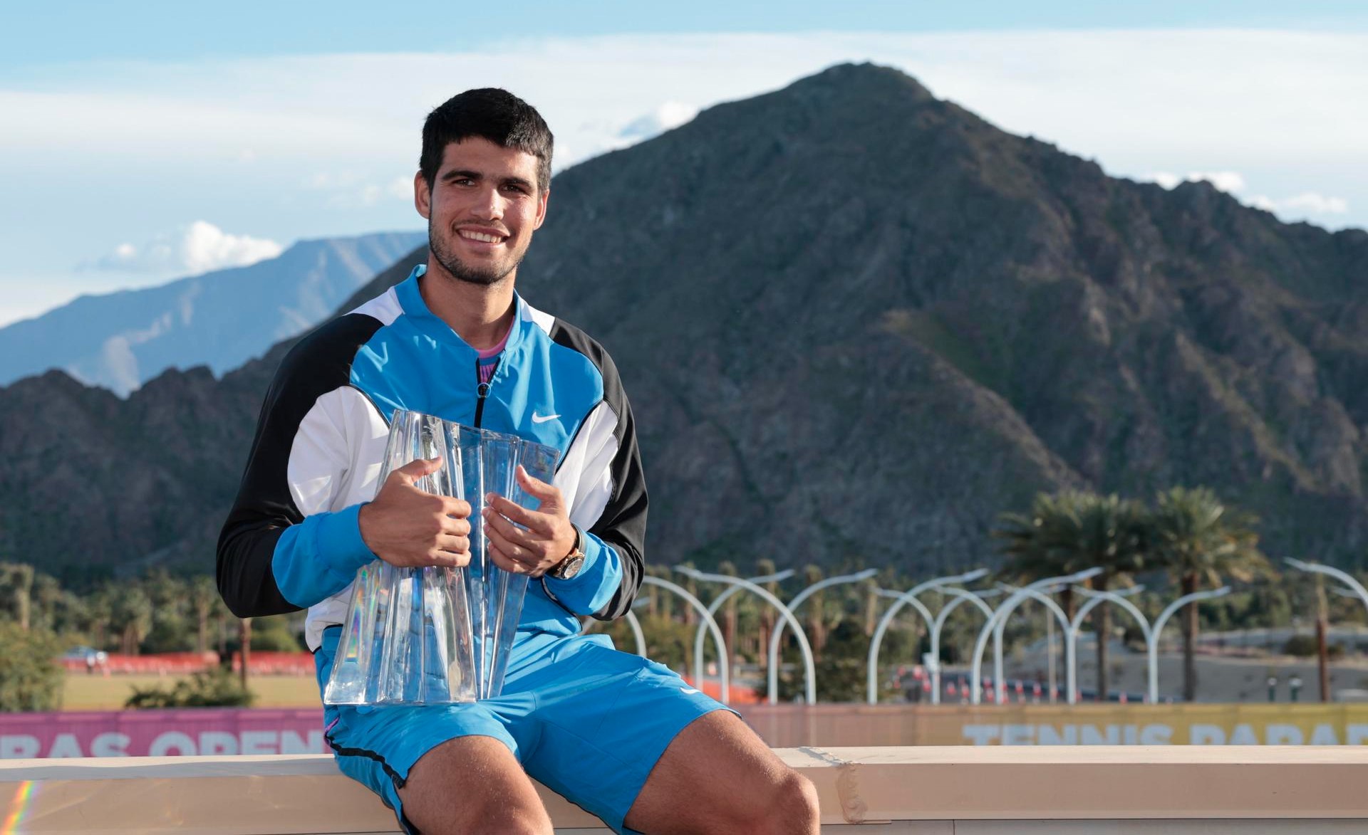 Carlos Alcaraz con el trofeo de Indian Wells. (EFE)