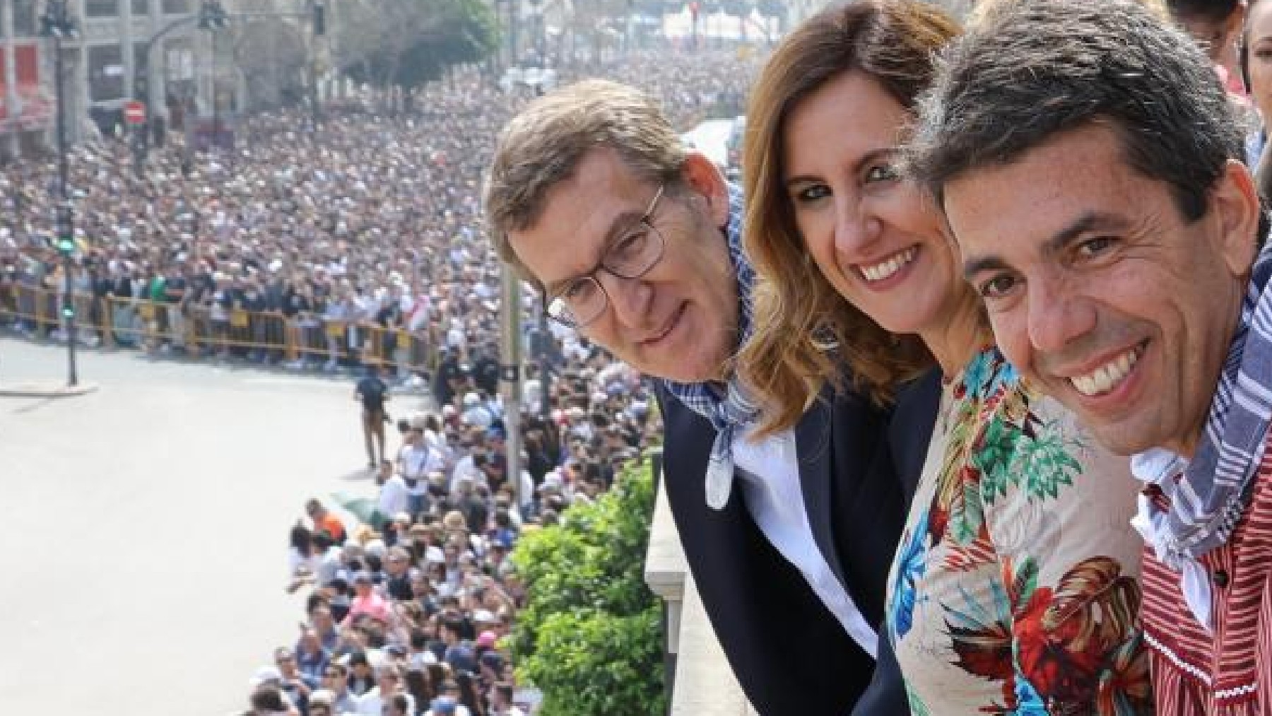 Alberto Núñez Feijóo, con María José Catalá y Carlos Mazón, este lunes, en Valencia.