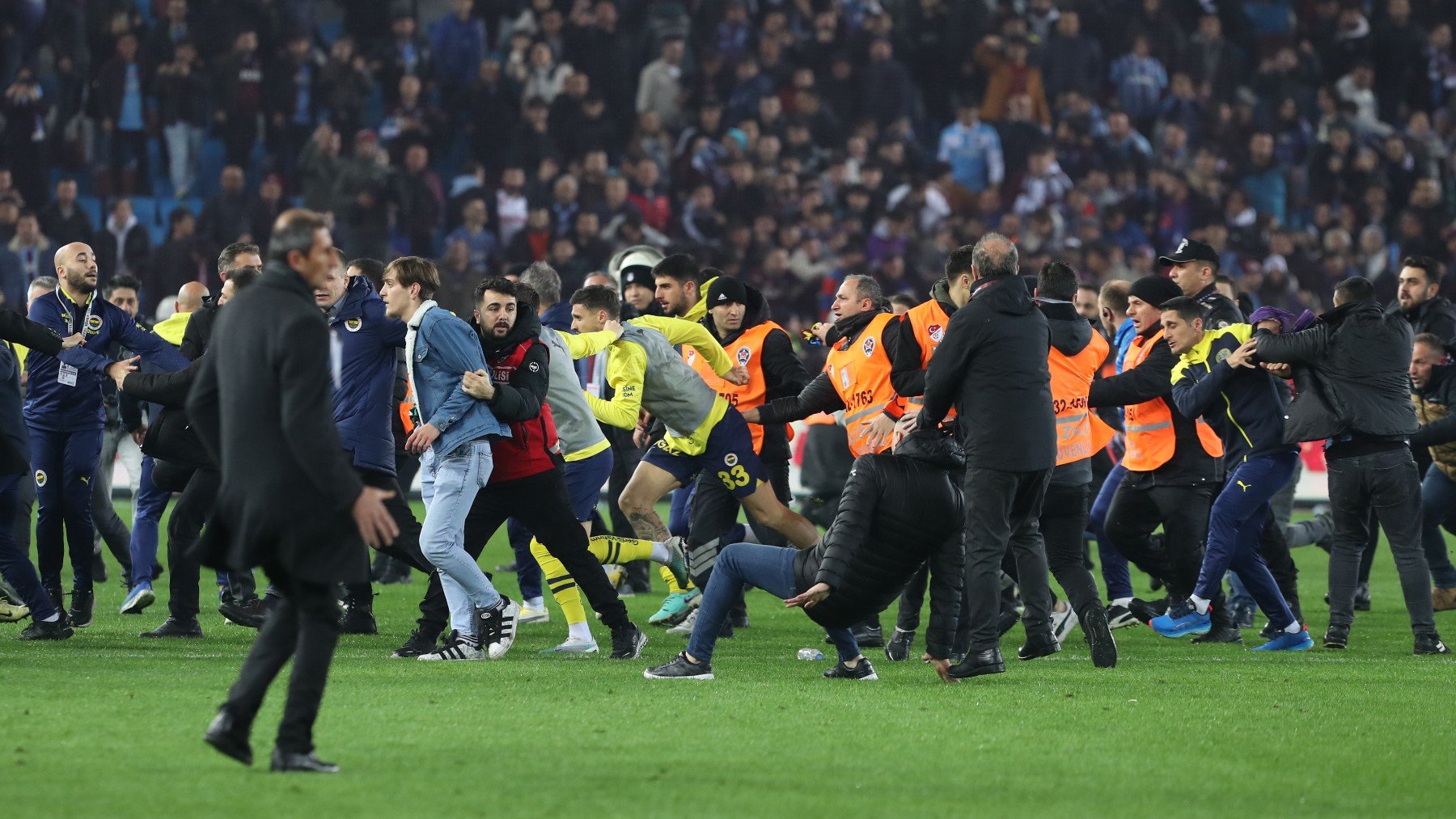 Pelea monumental entre ultras del Trabzonspor y jugadores del Fenerbahçe (EFE)