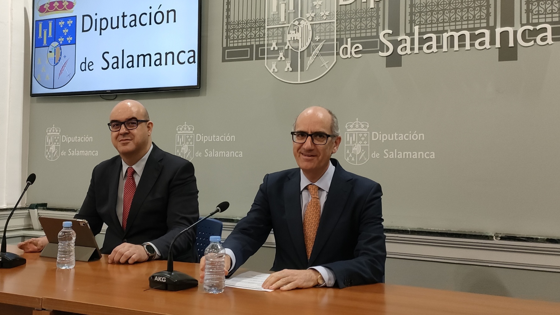 A la derecha el presidente de la Diputación de Salamanca, Javier Iglesias (EP)