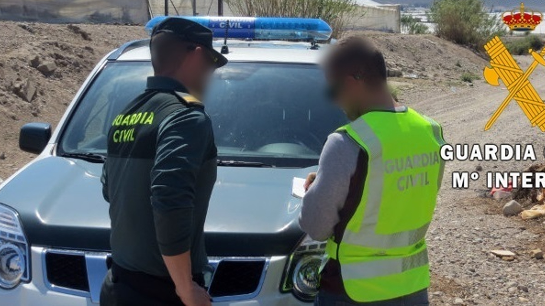Agentes de la Guardia Civil en una intervención en un invernadero de Vícar (Almería).
