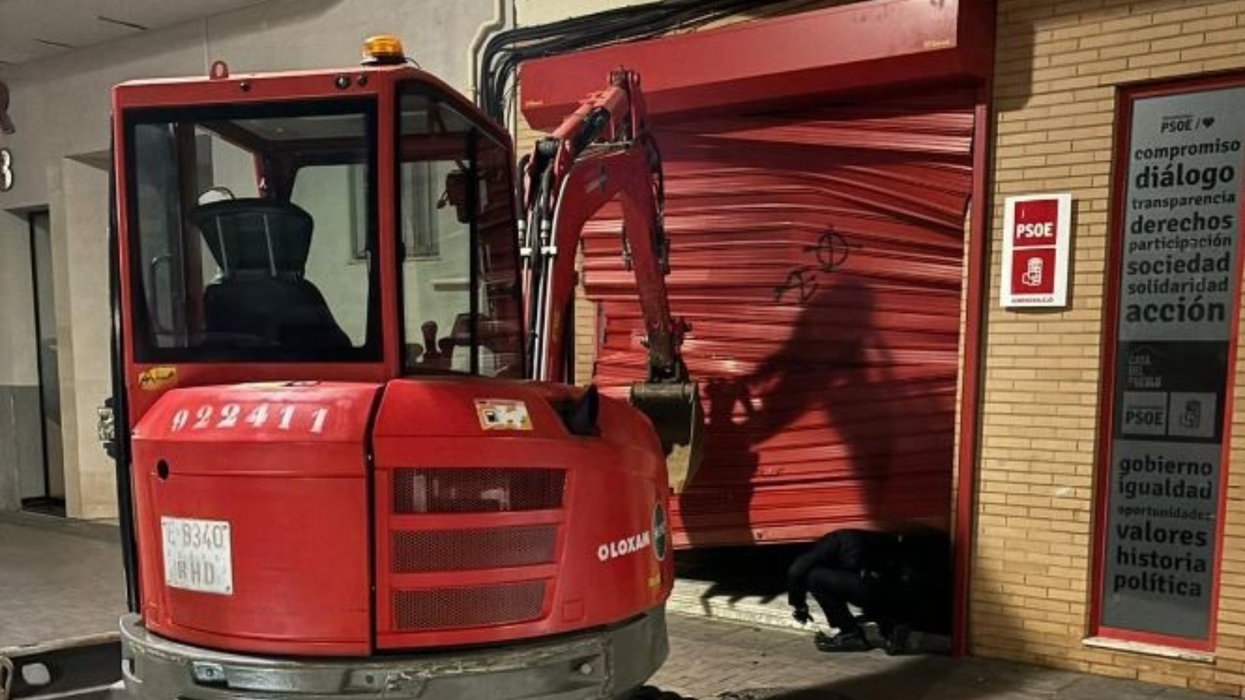 Excavadora irrumpe en la sede del PSOE de Almendralejo (EP)