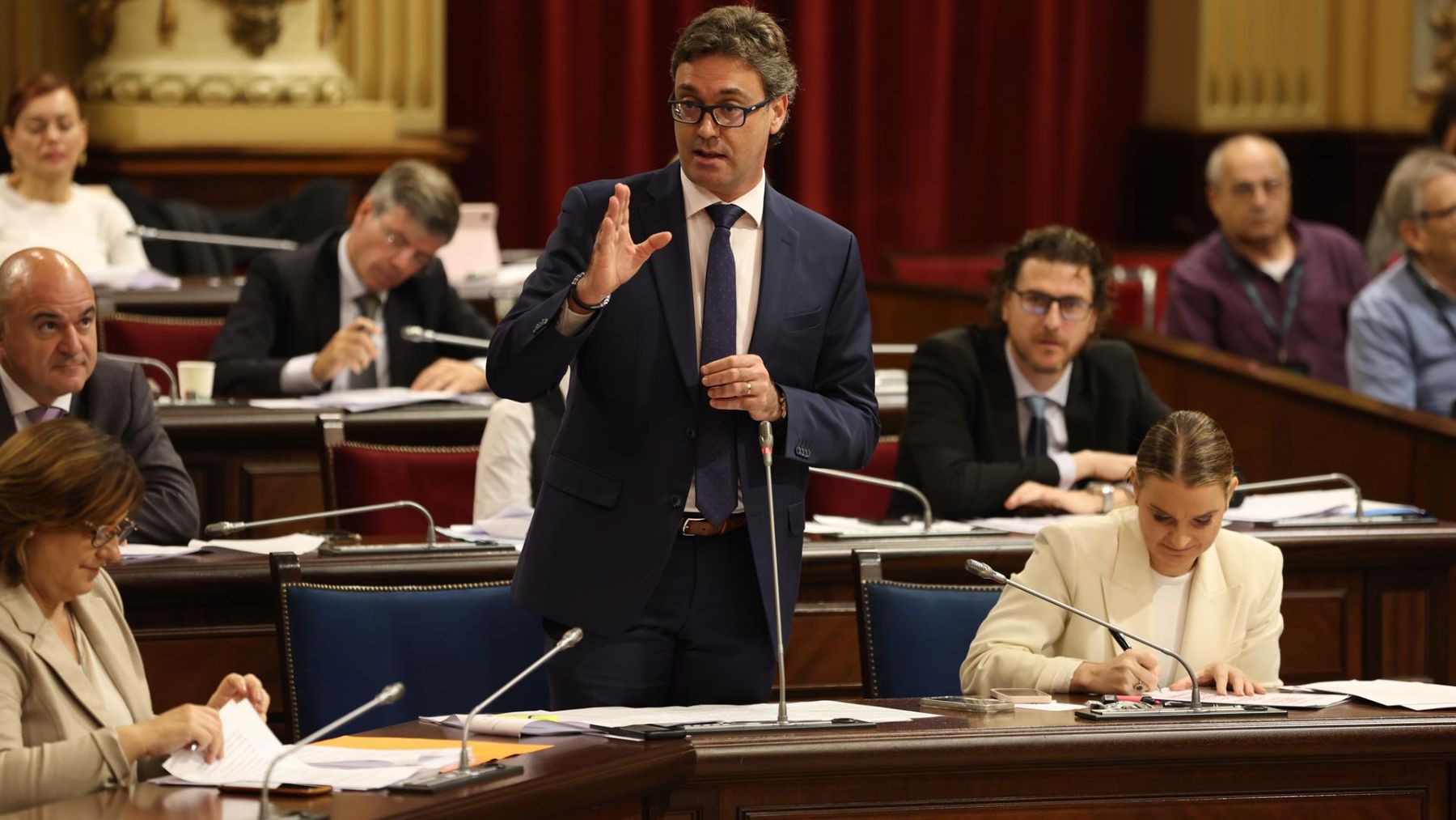 El vicepresidente de Baleares, Toni Costa, durante el pleno del Parlament. (EP)