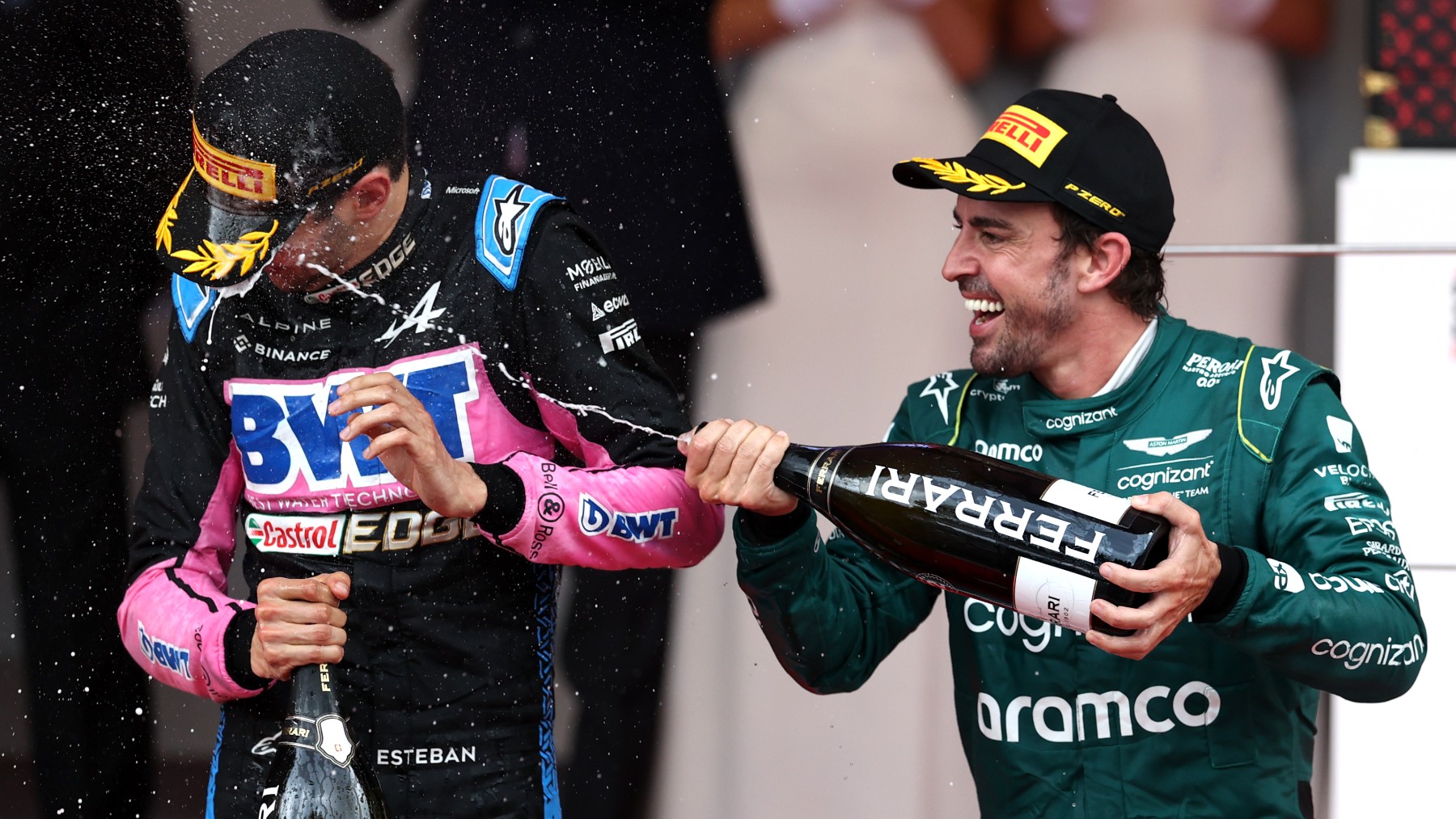 Fernando Alonso rocía a Ocon en un podio. (Getty)