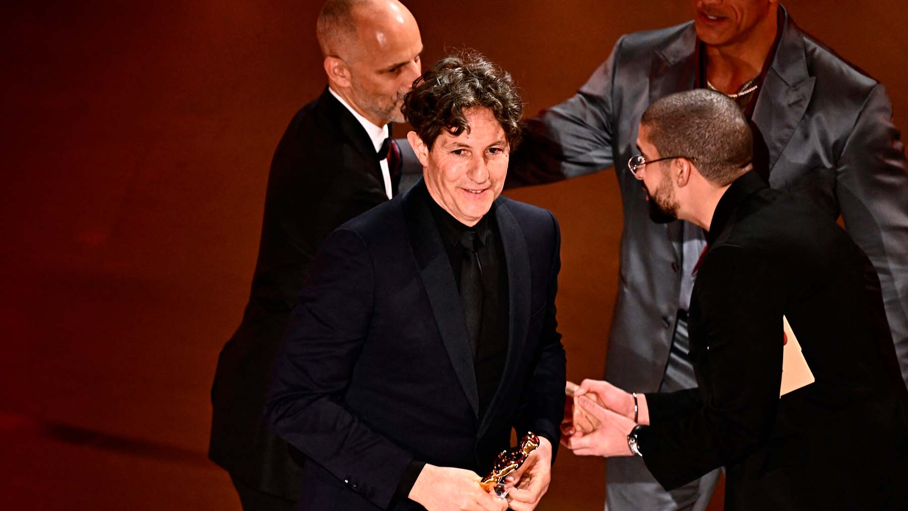 Jonathan Glazer recoge el Oscar por ‘La zona de interés’ (Patrick T. Fallon : AFP).