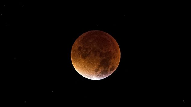 La relación entre el eclipse lunar de marzo y los eclipses solares