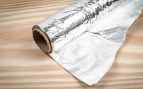 Adiós a los pelos de mascota: el truco más sencillo del papel de aluminio para eliminarlos de tu ropa
