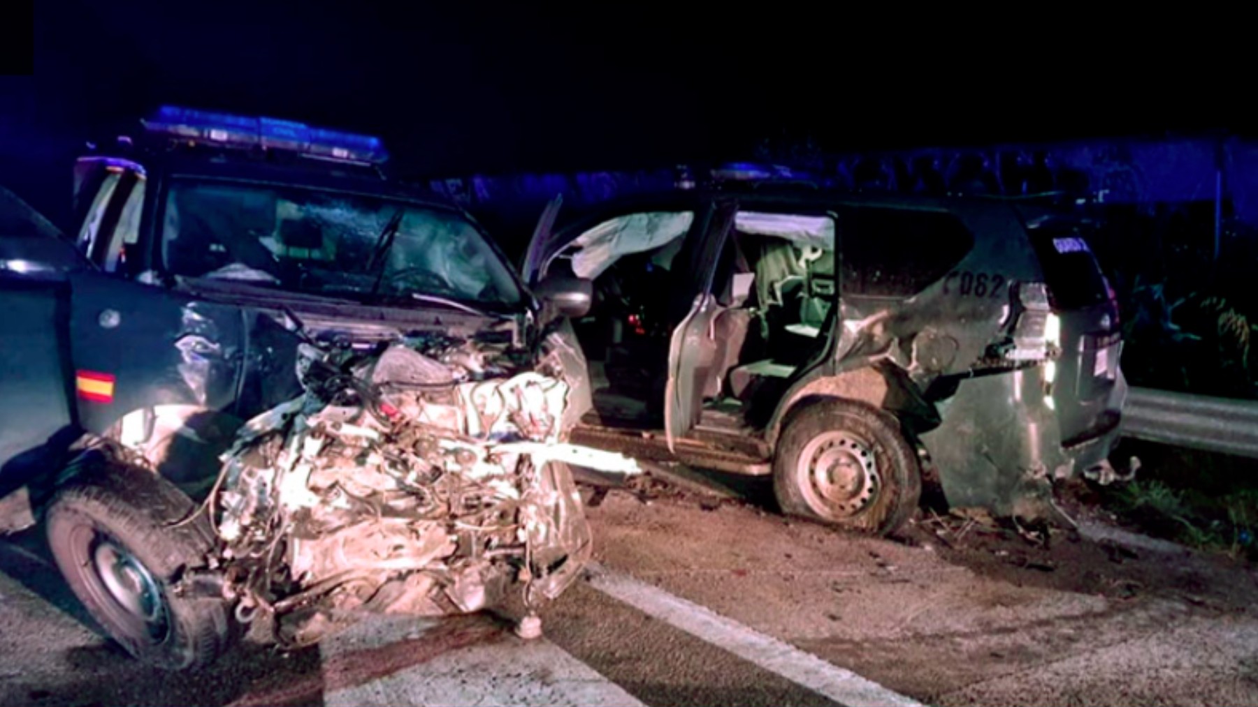 Los dos coches de la Guardia Civil tras el accidente en Los Palacios. Foto_ Canal Sur.