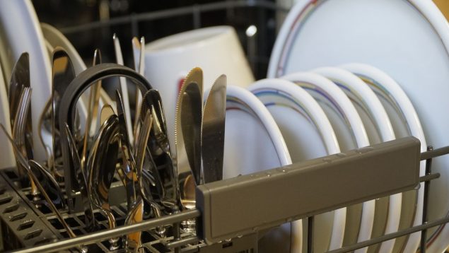 ¿A qué hora es más barato poner el lavavajillas? A mediodía o por la noche