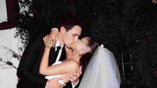 Ariana Grande y Dalton Gomez en su boda.