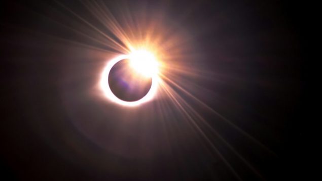 Cinco consejos para ver el eclipse solar de abril sin dañar tus ojos