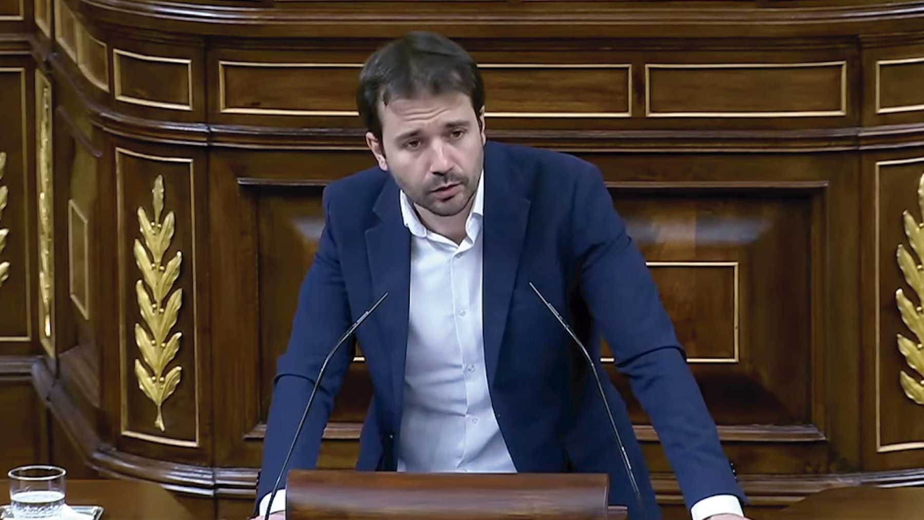 El diputado de Podemos Sánchez Serna denigrando a Ayuso.