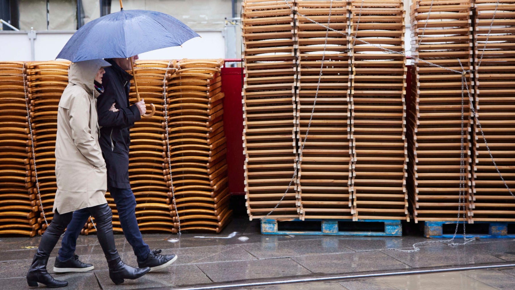 Una pareja pasea bajo la lluvia en Sevilla. (Foto: Ep)