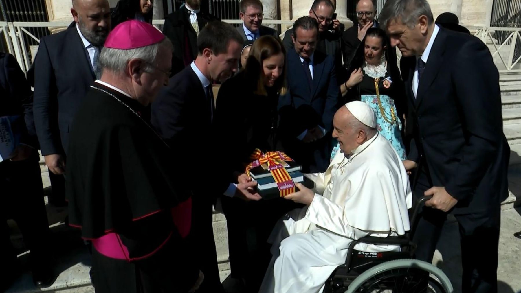 Llorenç Galmés entrega varios libros al Papa Francisco.