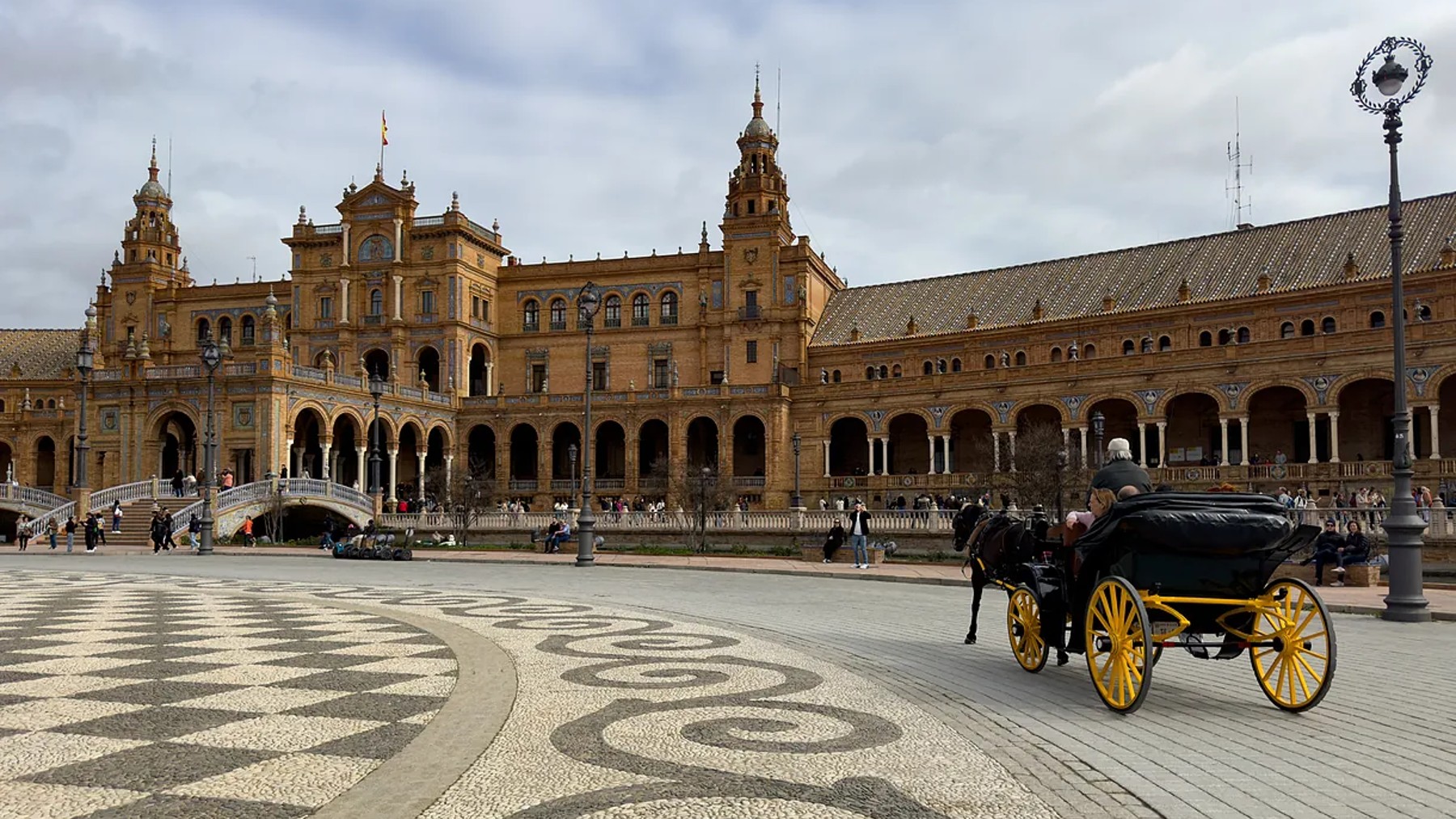 Un coche de caballos en la Plaza de España de Sevilla (EFE).