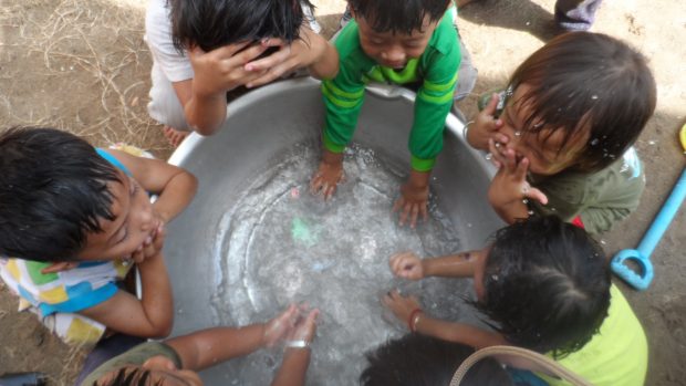 Niños disfrutando del agua en un mercado de Camboya (Foto Patricia Garrido)