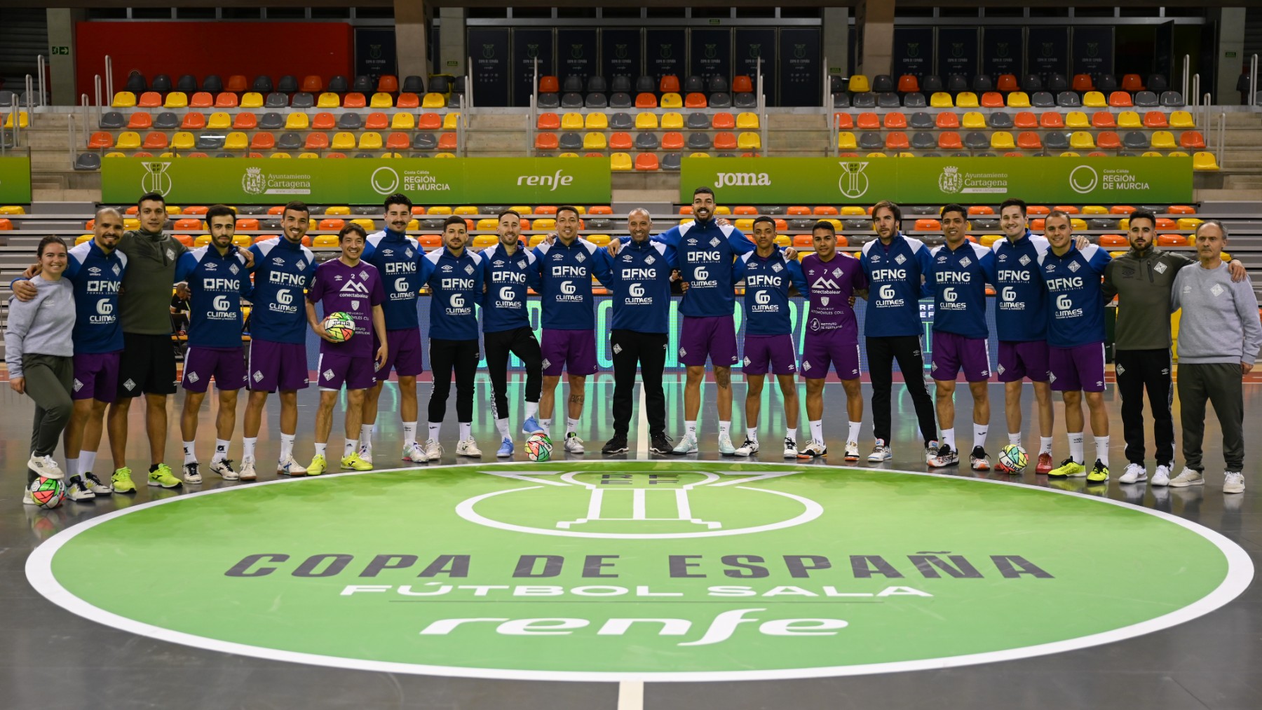 El Mallorca Palma Futsal posa en el Palacio de los Deportes de Cartagena.