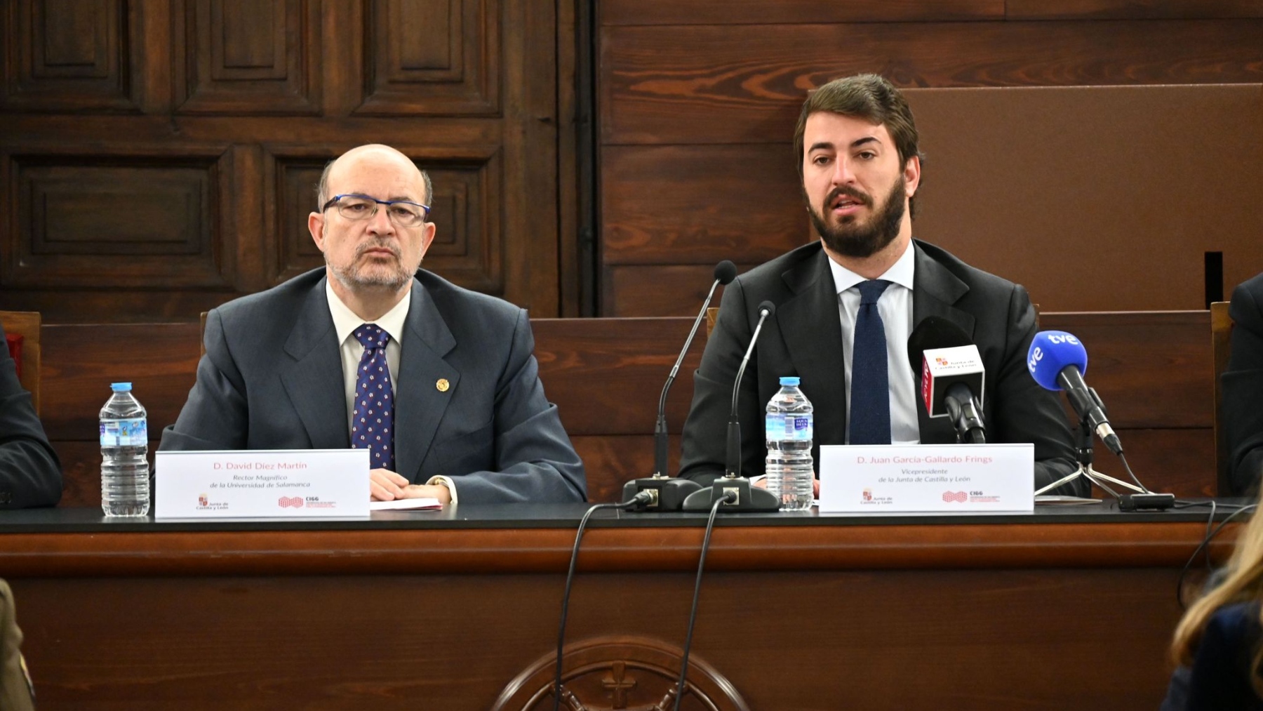 El rector en funciones de la Universidad de Salamanca, David Díez, y el vicepresidente de Castilla y León, Juan García-Gallardo