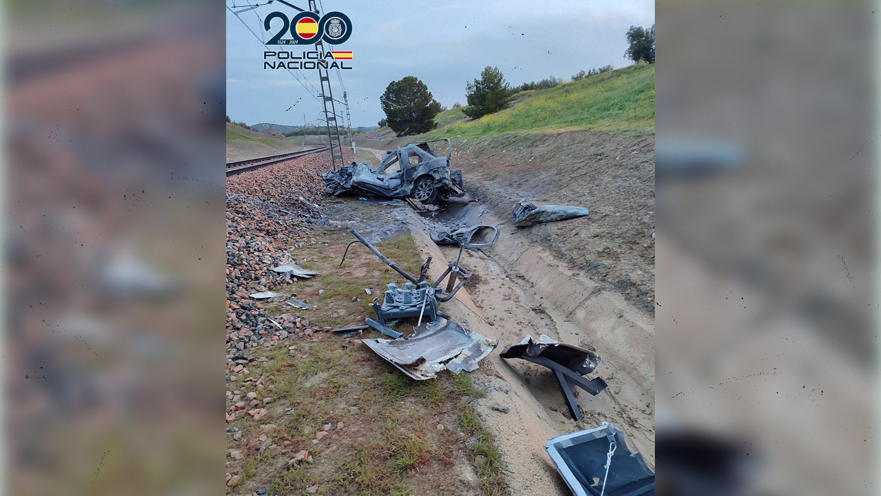 Restos del vehículo quemado en la vía del tren, entre Jaén y Espeluy (POLICÍA NACIONAL).