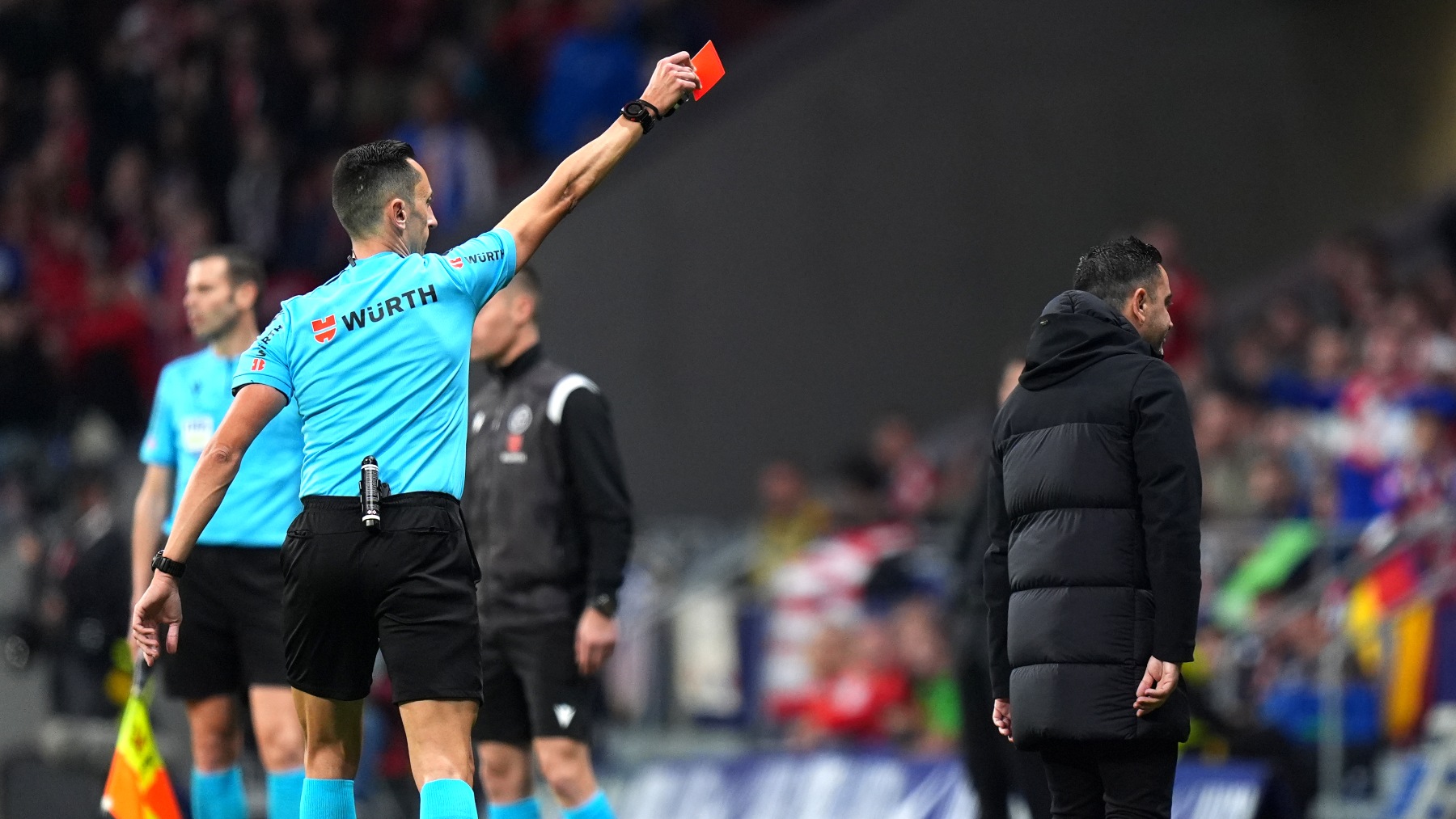 Xavi se marcha expulsado del Metropolitano. (Getty)