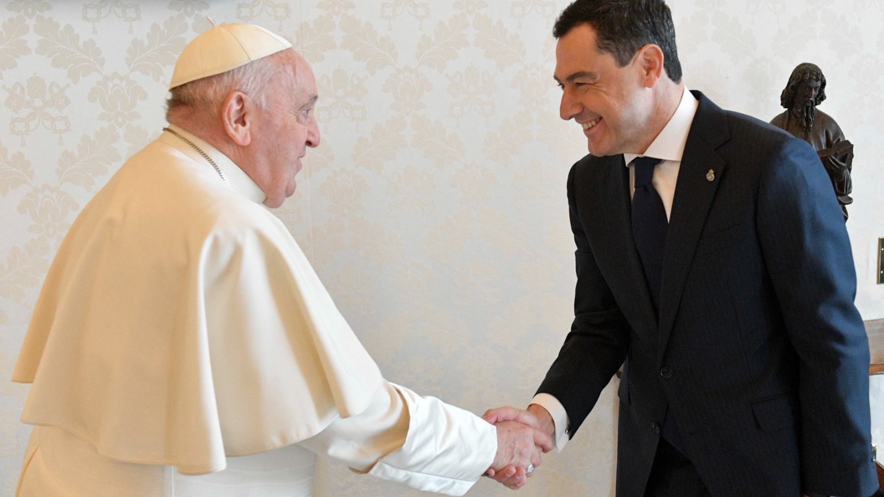 Juanma Moreno saluda al Papa Francisco durante su audiencia de este jueves en el Vaticano (VATICAN MEDIA).