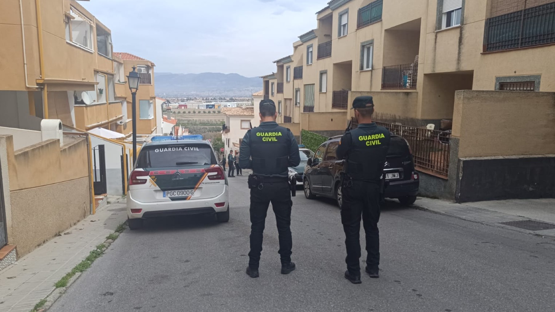 La Guardia Civil ha cortado la calle donde se halla atrincherado el vecino de Las Gabias (Granada).