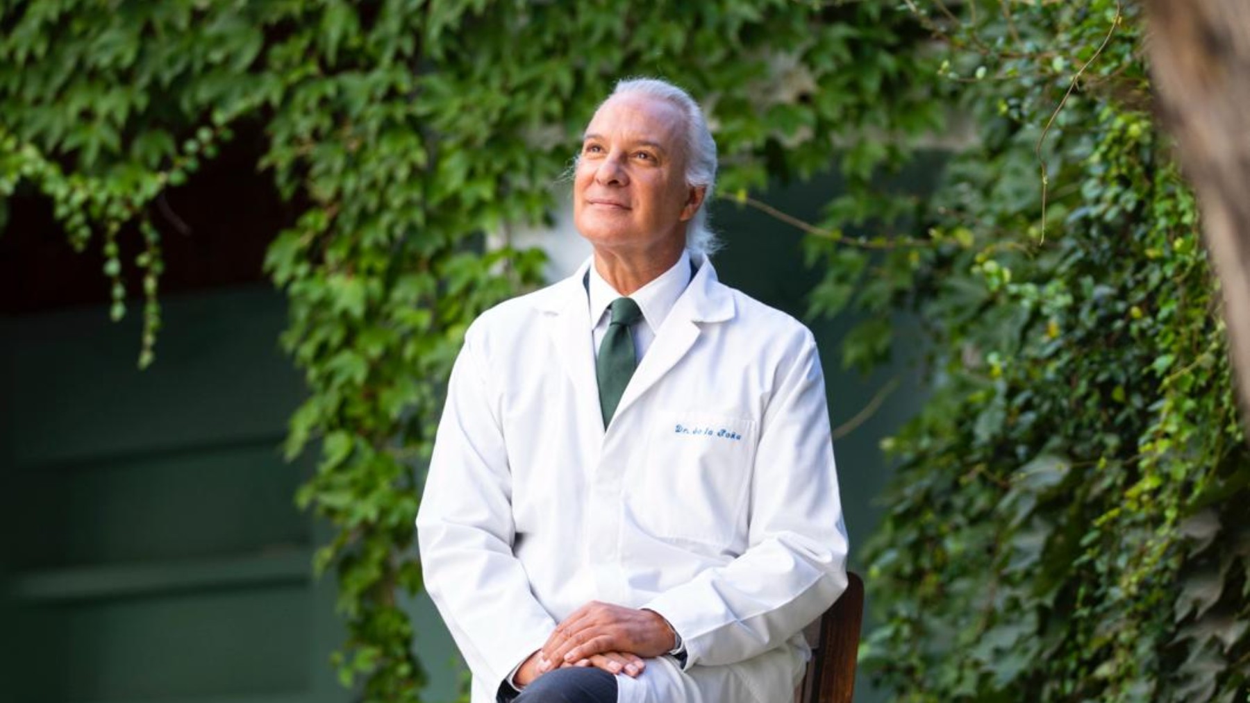 De la Peña, además de profesor de cardiología y Académico es doctor Cum Laude y escritor.